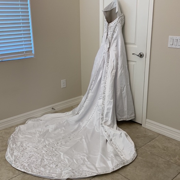 BONNY GORGEOUS SIZE 6 DETAILED WEDDING DRESS ALONG WITH A BEAUTIFUL VEIL - Picture 10 of 16